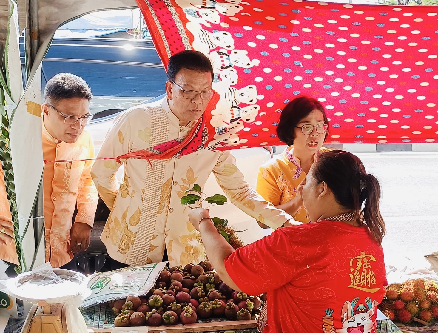 ของดีจากชุมชน ! พช.สุราษฎร์ร่วมกับท่องเที่ยวและกีฬาสุราษฎร์ เทศบาลเมืองนาสาร ส่งเสริมผลิตภัณฑ์ OTOP ในงานเงาะโรงเรียนนาสาร GI สุราษฎร์ธานี ประจำปี 2568