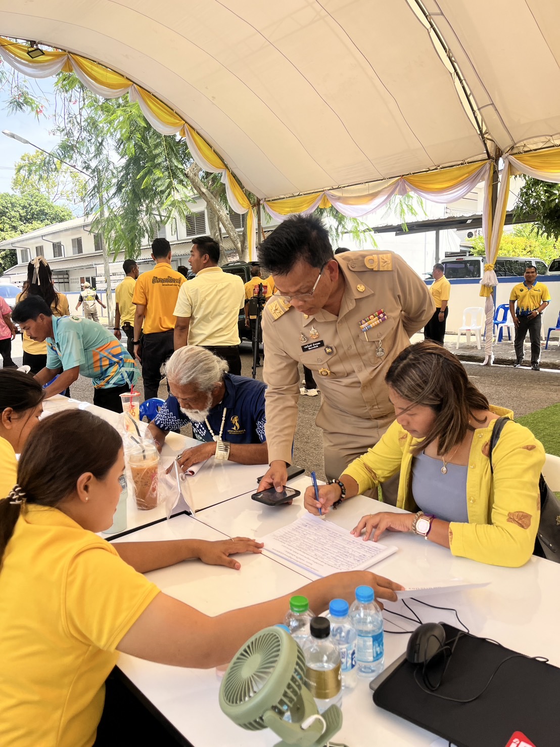 📣พช.สุราษฎร์ธานี ร่วมกับเครือข่ายผู้ผลิต ผู้ประกอบการ OTOP(ที่มาจำหน่ายในพื้นที่จังหวัดสุราษฎร์ธานี)บริจาคเครืองอุปโภค-บริโภค ช่วยเหลือทหารและประชาชนที่ได้รบผลกระทบจากสถานการณ์ชายแดนไทย-กัมพูชา