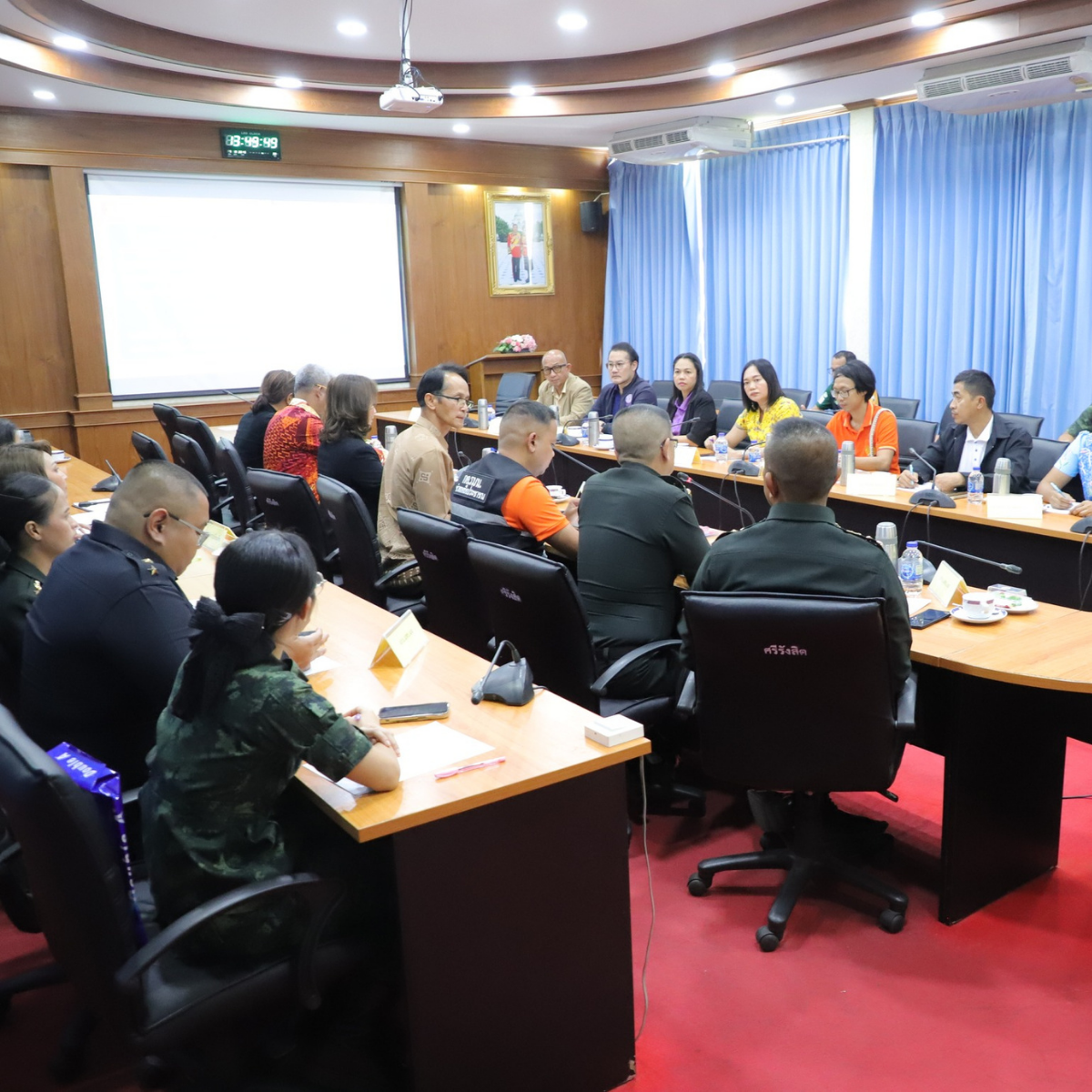 พช.สุราษฎร์ธานี ร่วมประชุมเพื่อบูรณาการขับเคลื่อนกิจกรรมศูนย์เรียนรู้ตามหลักปรัชญาของเศรษฐกิจพอเพียงค่ายวิภาวดีรังสิต