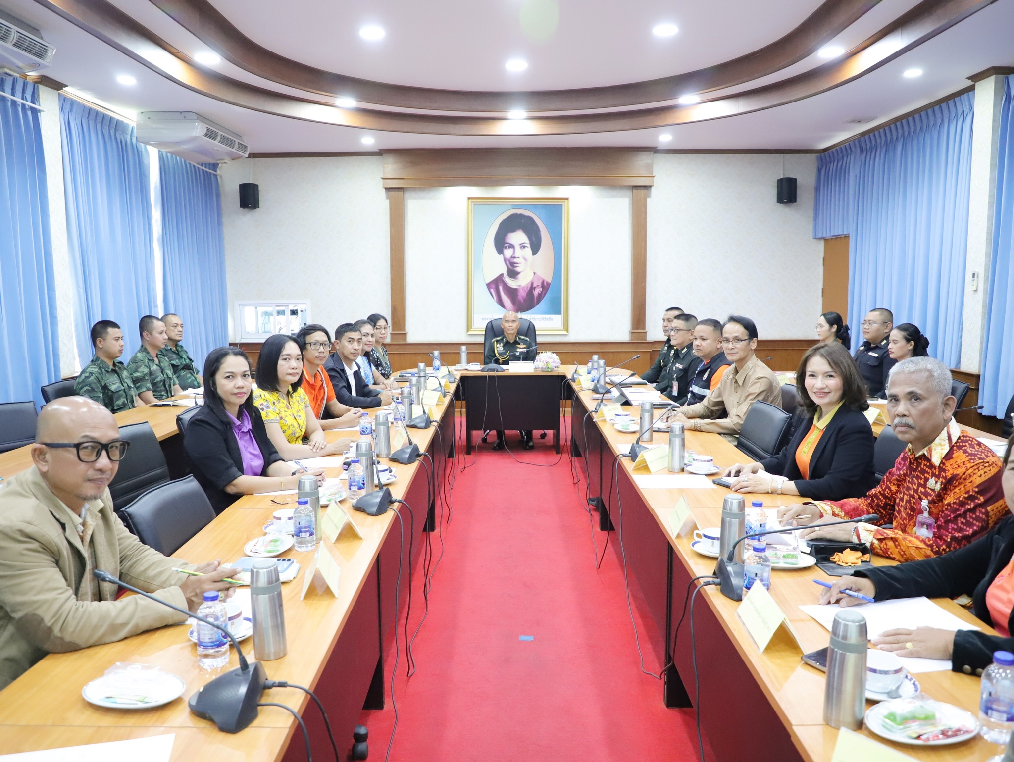 พช.สุราษฎร์ธานี ร่วมประชุมเพื่อบูรณาการขับเคลื่อนกิจกรรมศูนย์เรียนรู้ตามหลักปรัชญาของเศรษฐกิจพอเพียงค่ายวิภาวดีรังสิต