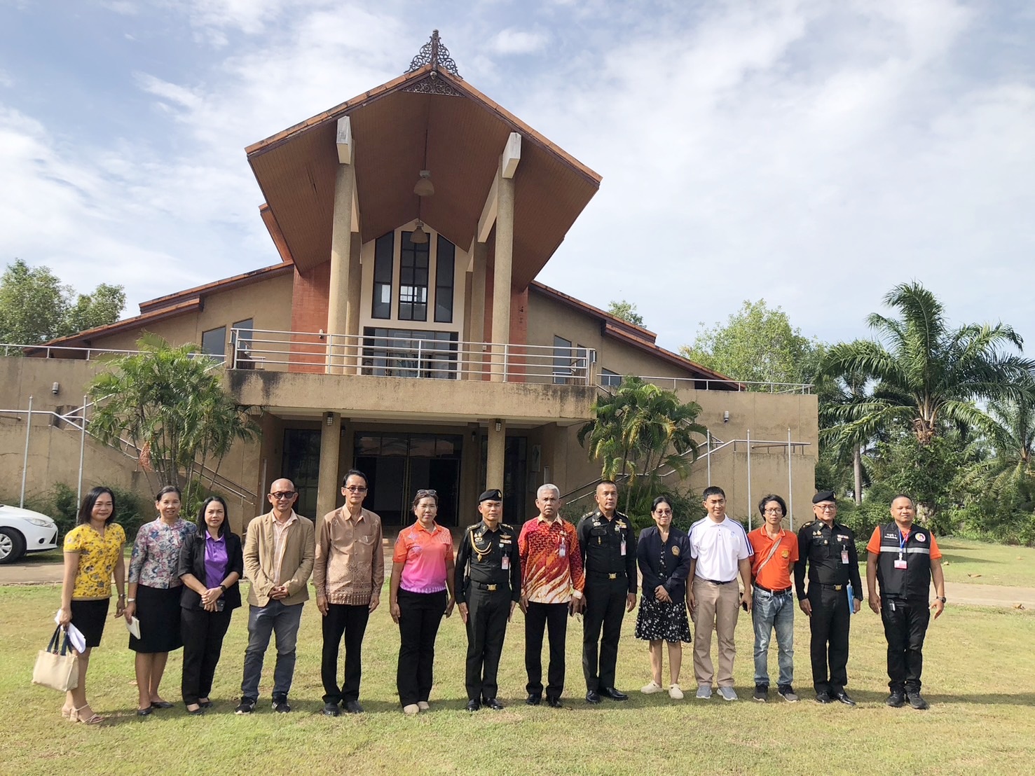พช.สุราษฎร์ธานี ร่วมประชุมเพื่อบูรณาการขับเคลื่อนกิจกรรมศูนย์เรียนรู้ตามหลักปรัชญาของเศรษฐกิจพอเพียงค่ายวิภาวดีรังสิต