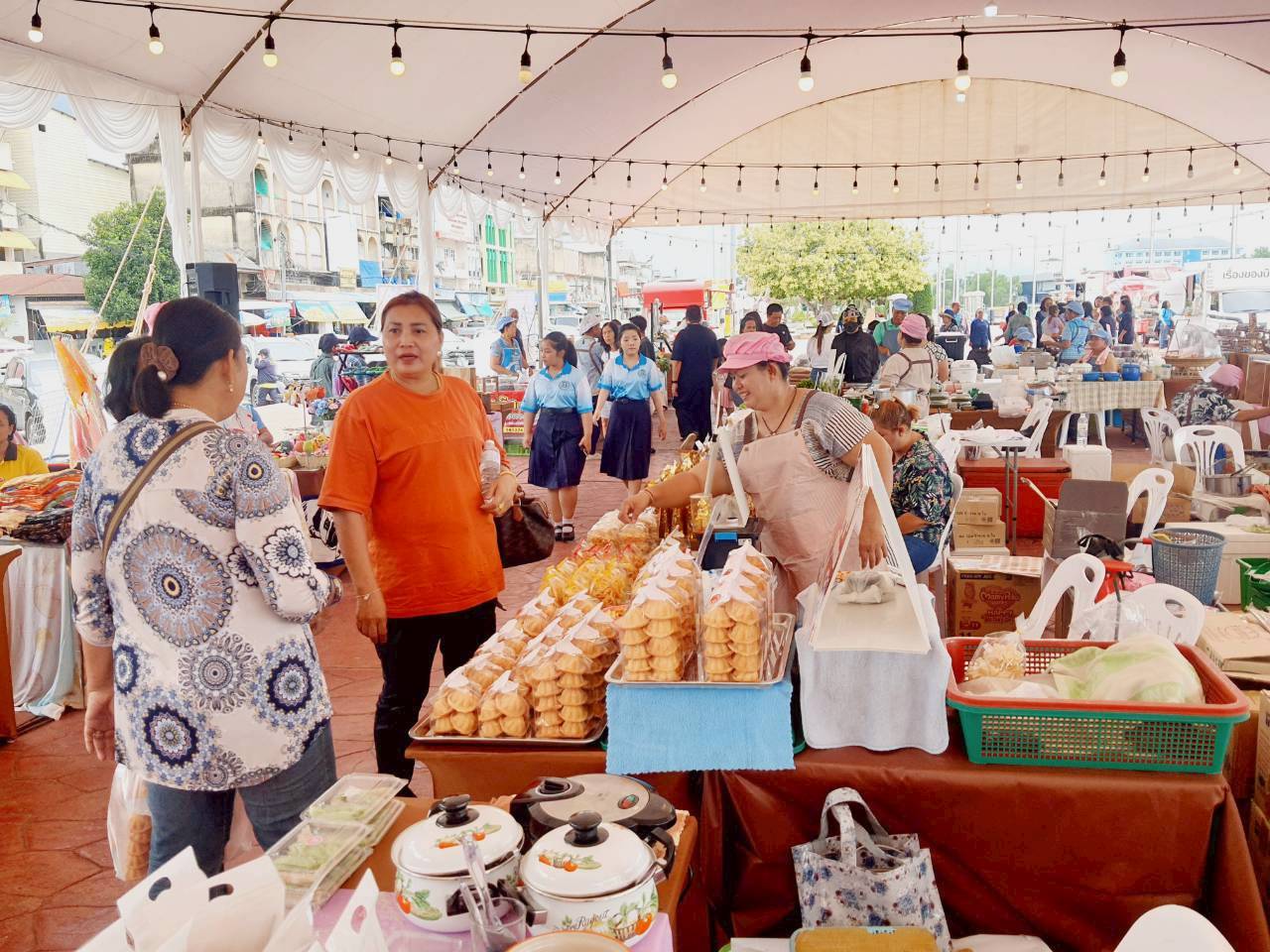 📢พช.สุราษฎร์ธานี จัดกิจกรรม “Better Life Showcase คุณภาพชีวิตดี วิถียั่งยืน” ภายใต้โครงการมหกรรมความสำเร็จการพัฒนาคุณภาพชีวิตของประชาชน พร้อมบูรณาการจัดแสดงและจำหน่ายสินค้าภายใต้โครงการส่งเสริมการสร้างรายได้จากกิจการอาหารปลอดภัย กิจกรรมเชื่อมโยงช่องทางการตลาดในการสร้างรายได้จากกิจการอาหารปลอดภัย