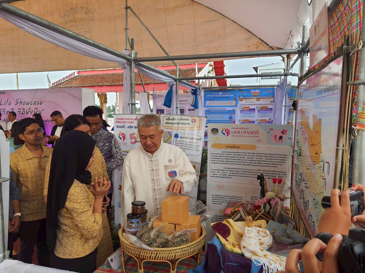📢พช.สุราษฎร์ธานี จัดกิจกรรม “Better Life Showcase คุณภาพชีวิตดี วิถียั่งยืน” ภายใต้โครงการมหกรรมความสำเร็จการพัฒนาคุณภาพชีวิตของประชาชน พร้อมบูรณาการจัดแสดงและจำหน่ายสินค้าภายใต้โครงการส่งเสริมการสร้างรายได้จากกิจการอาหารปลอดภัย กิจกรรมเชื่อมโยงช่องทางการตลาดในการสร้างรายได้จากกิจการอาหารปลอดภัย